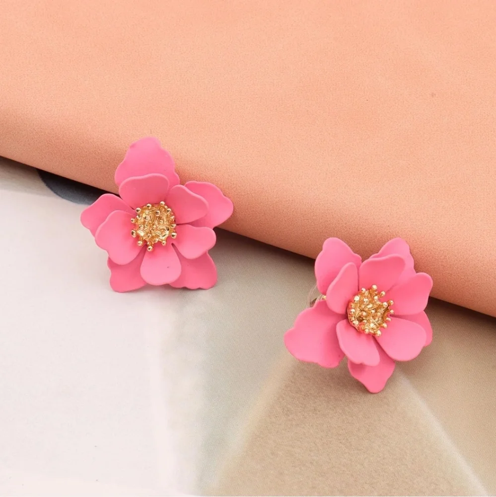 Boho Flower Stud Earrings for Women Chic Pink.